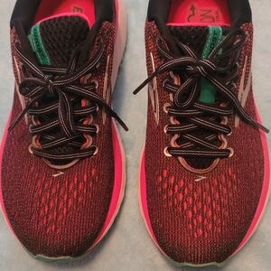 Brooks Ghost Women's Size 6 athletic shoe, nice color, very comfy, gently used